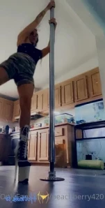 Peachberry420 - Should I do a nude pole dance for you DM
