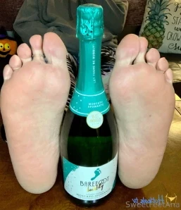 Sexysweetfeeta1 - Happy TOESday love sticking my toes in the sand at