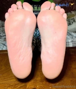 Sexysweetfeeta1 - Damn my feet are big my 11 s vs 30oz pink drink want