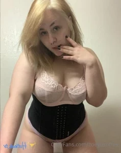 Zoeyusofree - I don t need a crown my curves do all the talking