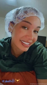 Destinicreams - let me sit this cake on your face