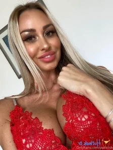 Patitrish - Who likes red nails and leather accessories