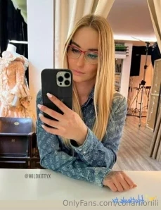 Conamorlili - top green here you can see me play with my very hard