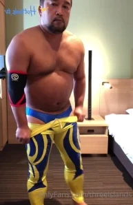 Threeislands - エロスーツを脱ぎ捨てて OMG 動画 Take off