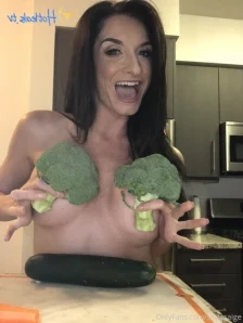 Silviasaige - Netflix N Chill POV I invite you over to watch a Movie