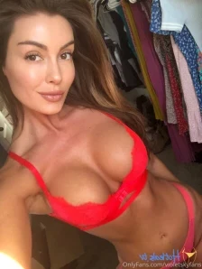 Carolinawhite54 - She s back