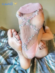 Lilypod - I offer you a flower with my feet do you accept