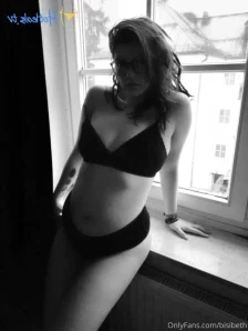 Bisibeth - Who wants to keep me company in bed