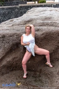 Britishladya - Cleavage in the airport lounge anyone