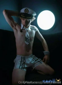 Justin_twinkk - Needed a disguise while on vacation