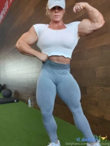 Aleeshayoung - It s all about boobs and biceps Check your dm