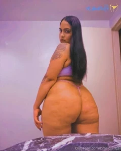 Brasiquinzel - Me waiting on my chicken pineapple to arrive