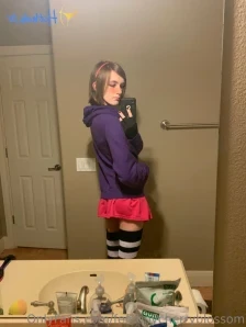Femboycherryblossom - Everyone wants to see what s under my skirt
