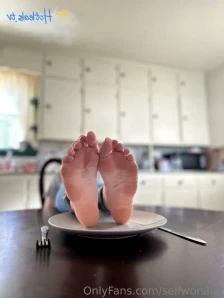 Selfworship - I need someone to lotion up my feet so I don t have too