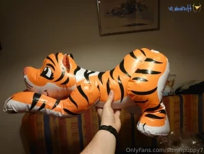 Stormpuppy7 - Squeak On Tiger