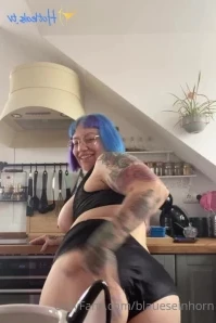 Blaueseinhorn - Plz help me stretch after dance class