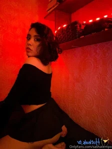Sashatempo - A striptease video with a pin-up vibe aesthetic
