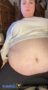 Chunky3232 - When your belly doesn t want to stay contained in public