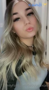 Babysaraxoxo - My outfit would look hot next to your bed