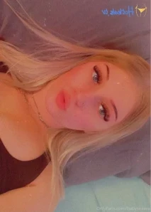 Babysaraxoxo - Take off that shyness and wear some red