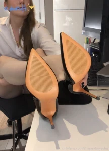 Shapeofmysoles - Nylon feet show on the Metropolitan Line