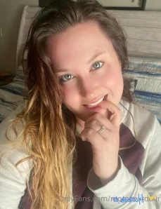 Momnextd00r - Describe this photo with 1 word part 7