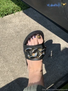 Fetishblonde - Back from shopping letting you wiff this aroma