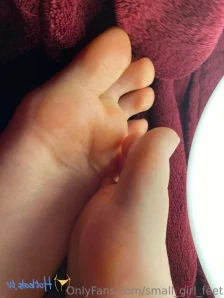 Small_girl_feet - No content