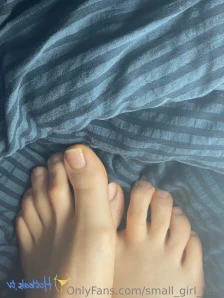 Small_girl_feet - Come closer