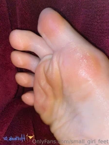 Small_girl_feet - Slippery feet