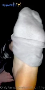 Small_girl_feet - I can grab it with them