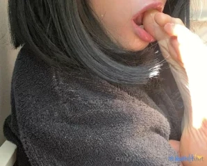 Small_girl_feet - Tops