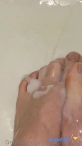 Small_girl_feet - Dont you love these cute little toes