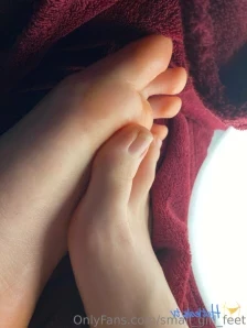 Small_girl_feet - Will you help me with it