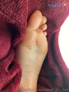 Small_girl_feet - Let me stroke it