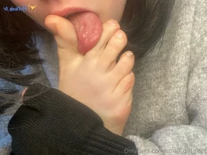 Small_girl_feet - Sunlight for my pale feet