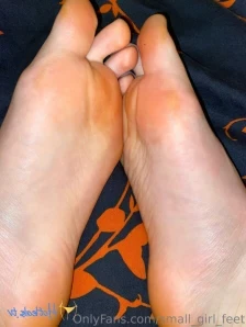 Small_girl_feet - Panties down