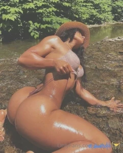 Ladytarzan - Oiled up booty