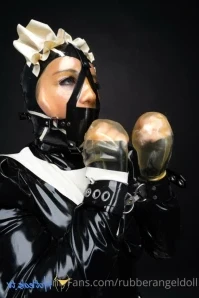 Rubberangeldoll - Tight collar and a shiny gas mask