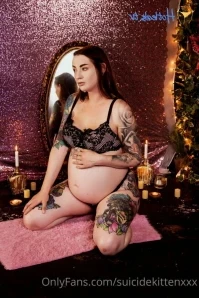 Suicidekittenxxx - Red Couch Confessions 19-photo set that bares it