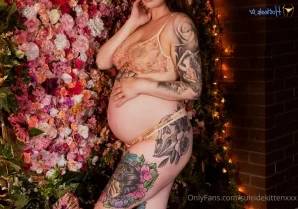 Suicidekittenxxx - Red Couch Confessions 19-photo set that bares it