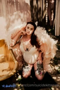 Suicidekittenxxx - Red Couch Confessions 19-photo set that bares it part 2