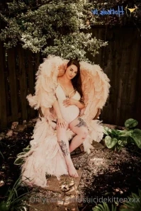 Suicidekittenxxx - Red Couch Confessions 19-photo set that bares it part 2