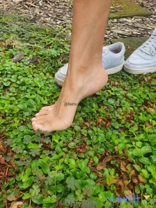 Hopeslittlefeet - Who wants to lick my toes Raise your hands and