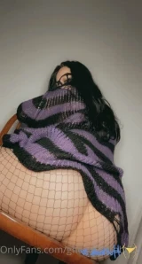 Ghostprismpower - How I dress to go out in the cold vs what s