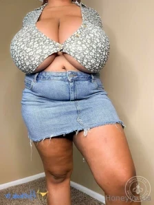 Misshoneymia - HEAVY DUTY TITTY SMACKING VIDEO Join me for a low angle