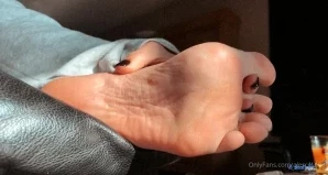 Alesderonde - My man gets to lick My titties you get to lick your cum