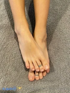Myposedtoes - Would you cum on my white toes and arches just like this