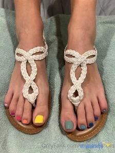 Myposedtoes - Would you cum on my white toes and arches just like this