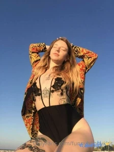 Funnybunnykiss - Busty cutie carolinefitgirl has the hottest content part 2